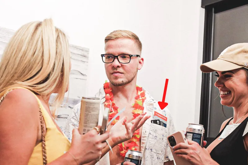 3 people talking with red arrow pointing at the middle